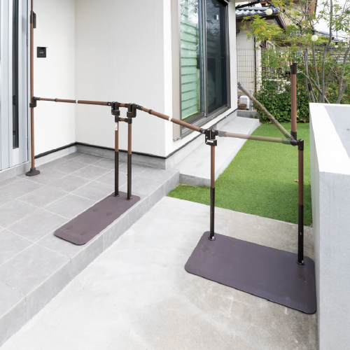 玄関ポーチから庭へ（BZK-06）